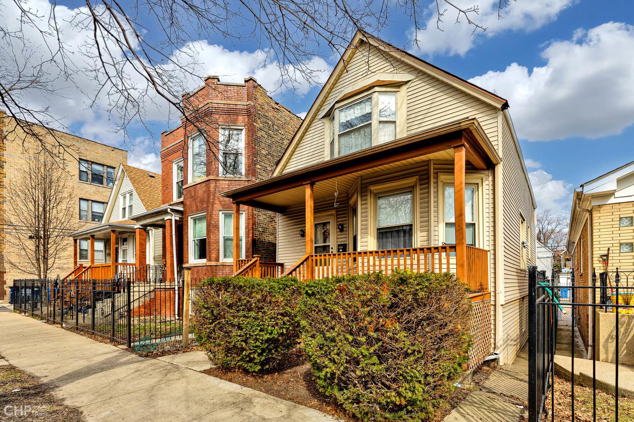 2738 W Nelson St., Chicago, IL 60618