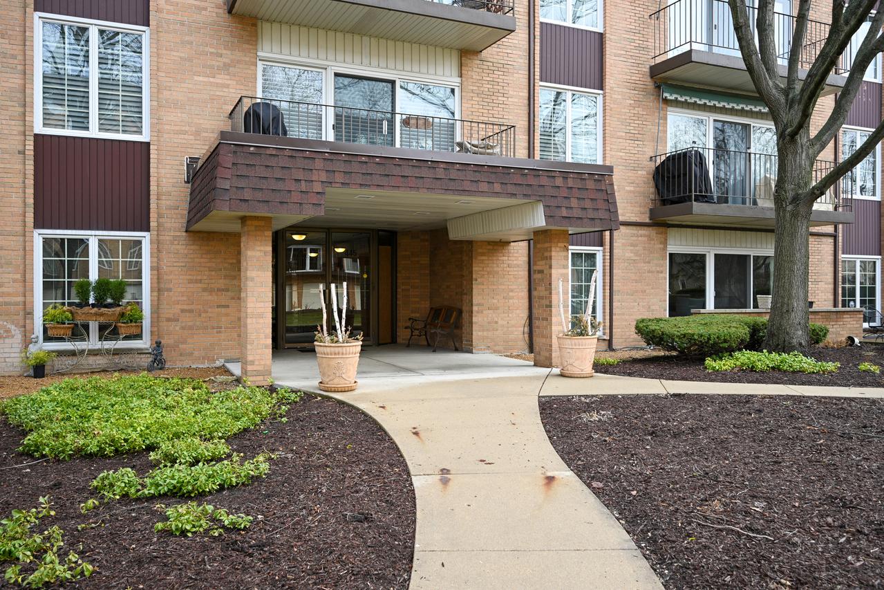 445 N Park Blvd. #4C, Glen Ellyn, IL 60137