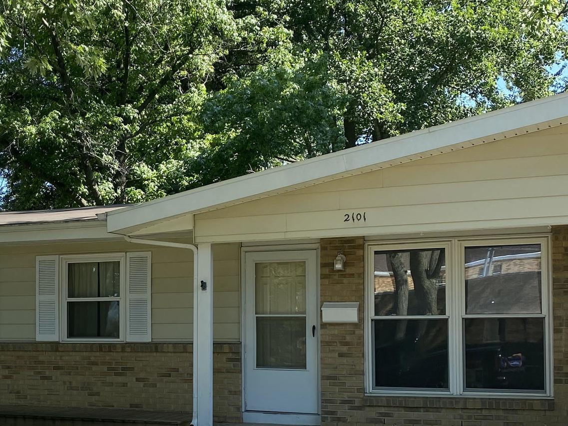 2101 Easy St., Urbana, IL 61802