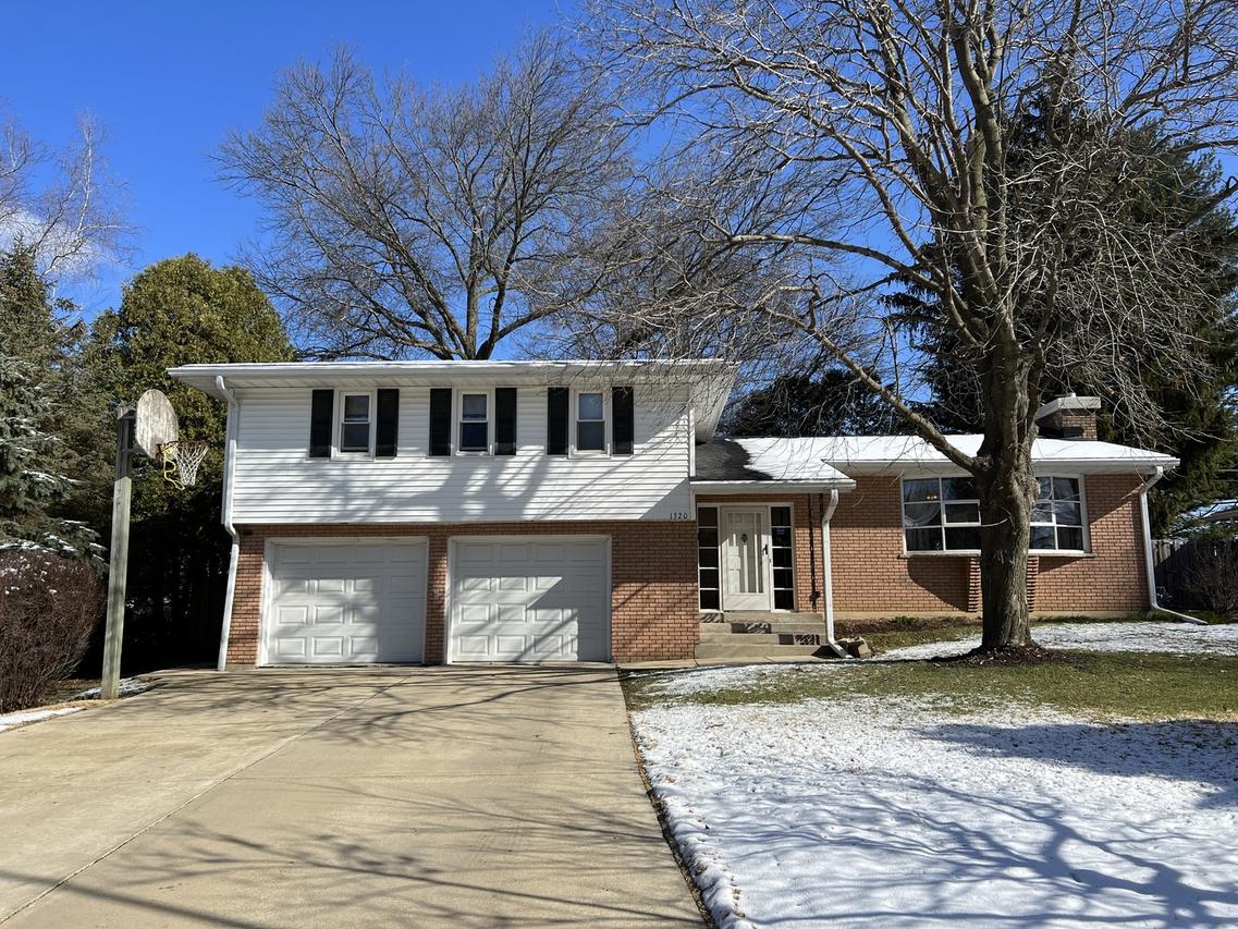1320 Lacresta Dr., Freeport, IL 61032