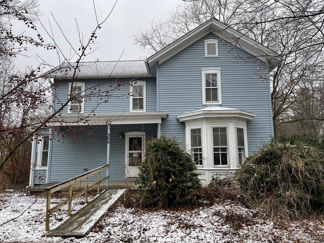 306 Dewey St., Steward, IL 60553
