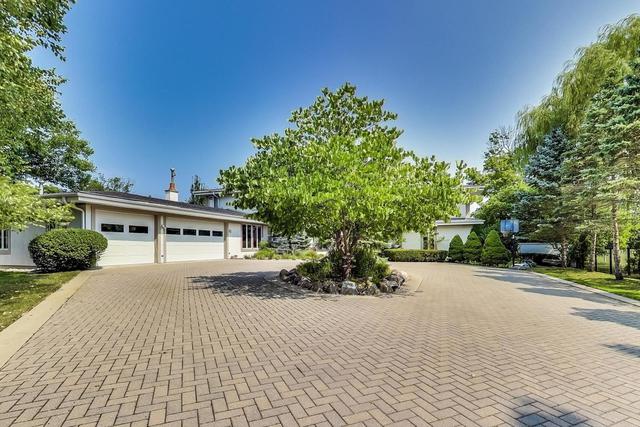 1 Henneberry Ln., Golf, IL 60029