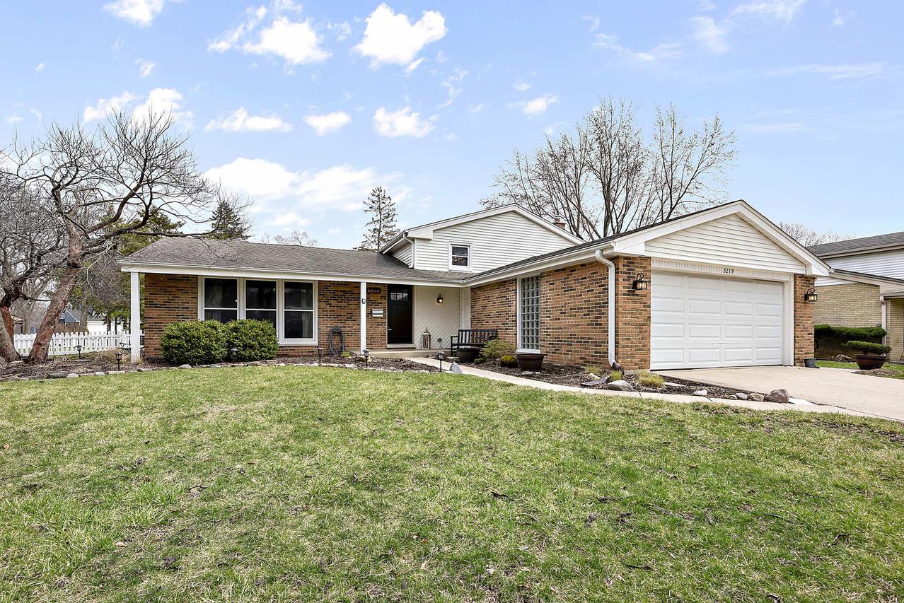 3219 N Walker Ln., Arlington Heights, IL 60004