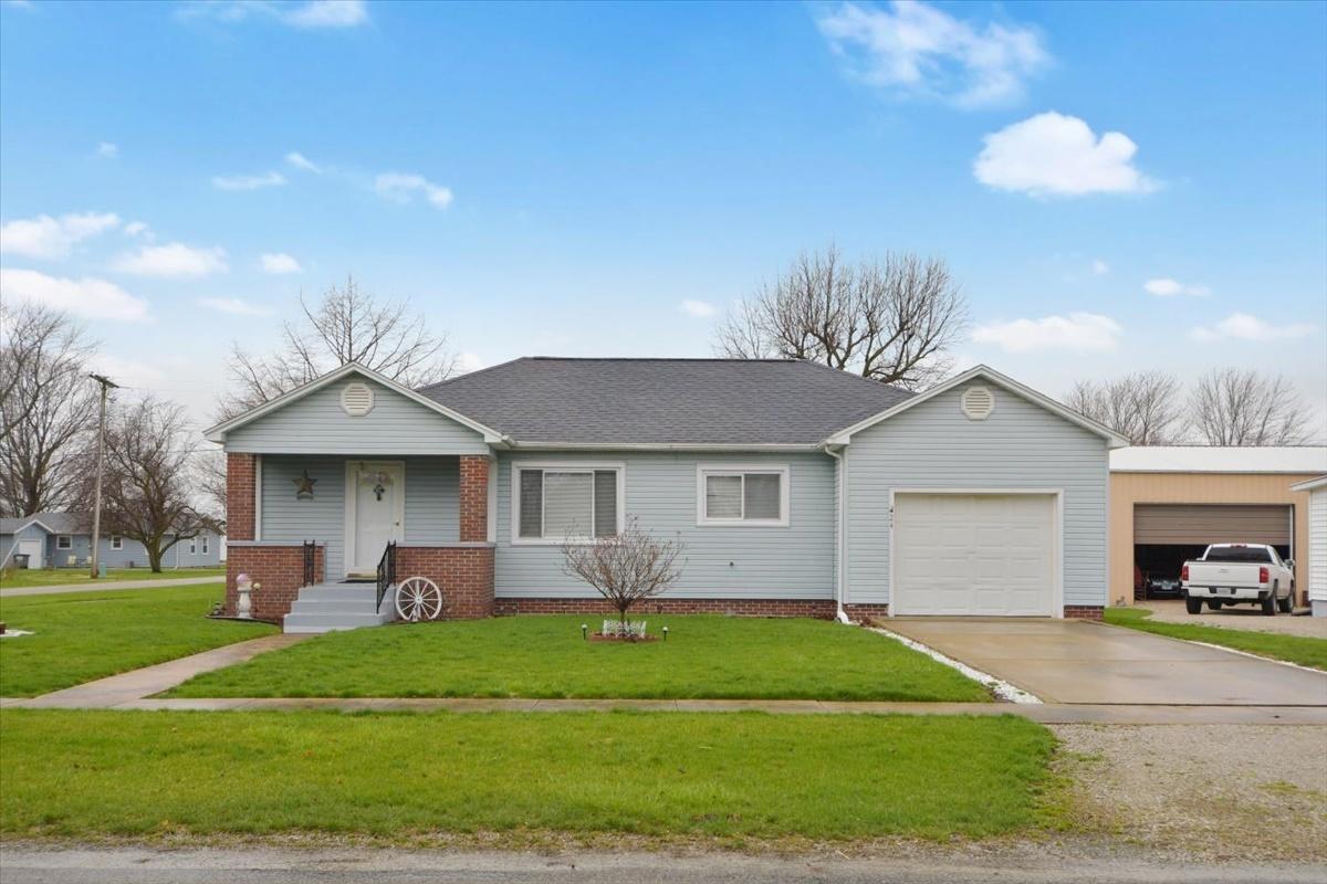 24 West St., Hume, IL 61932