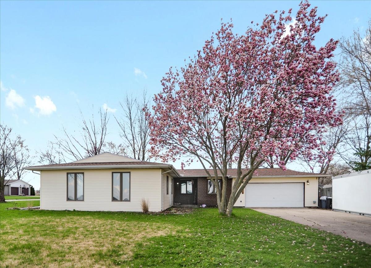 1687 Willow Park, St. Joseph, IL 61873