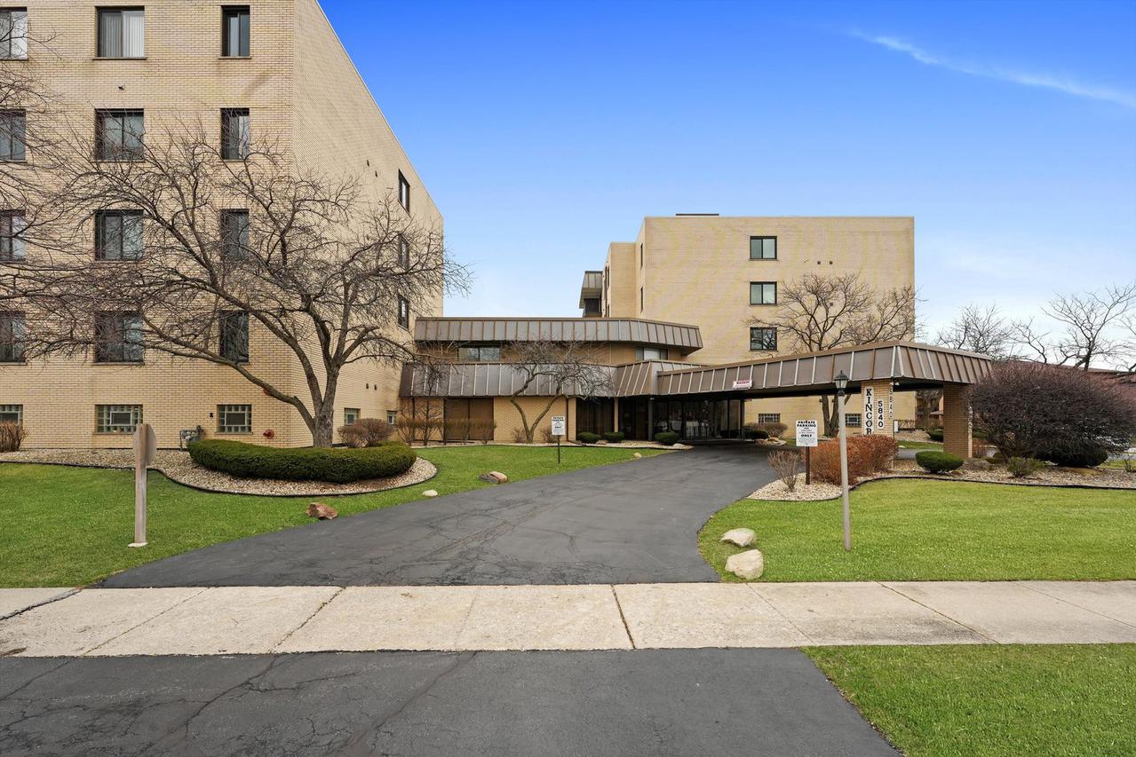 5840 W 104th St. #202, Oak Lawn, IL 60453