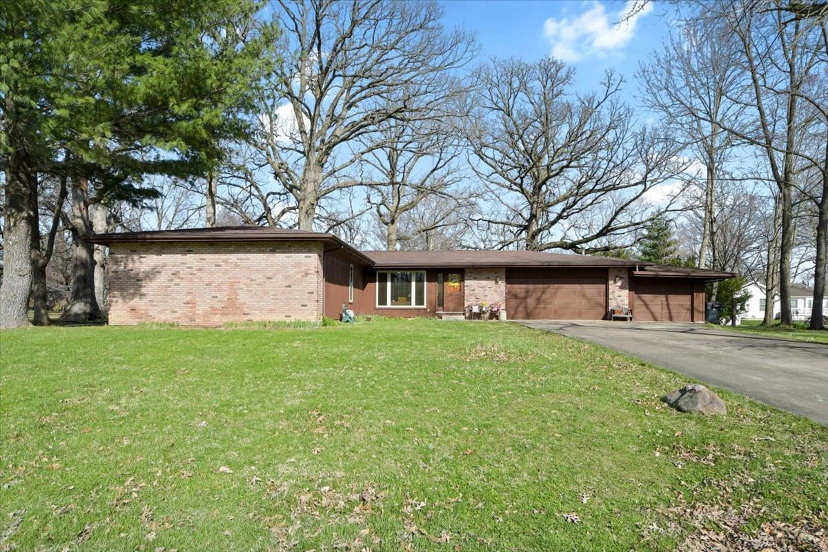 105 Hawthorne Dr., Villa Grove, IL 61956