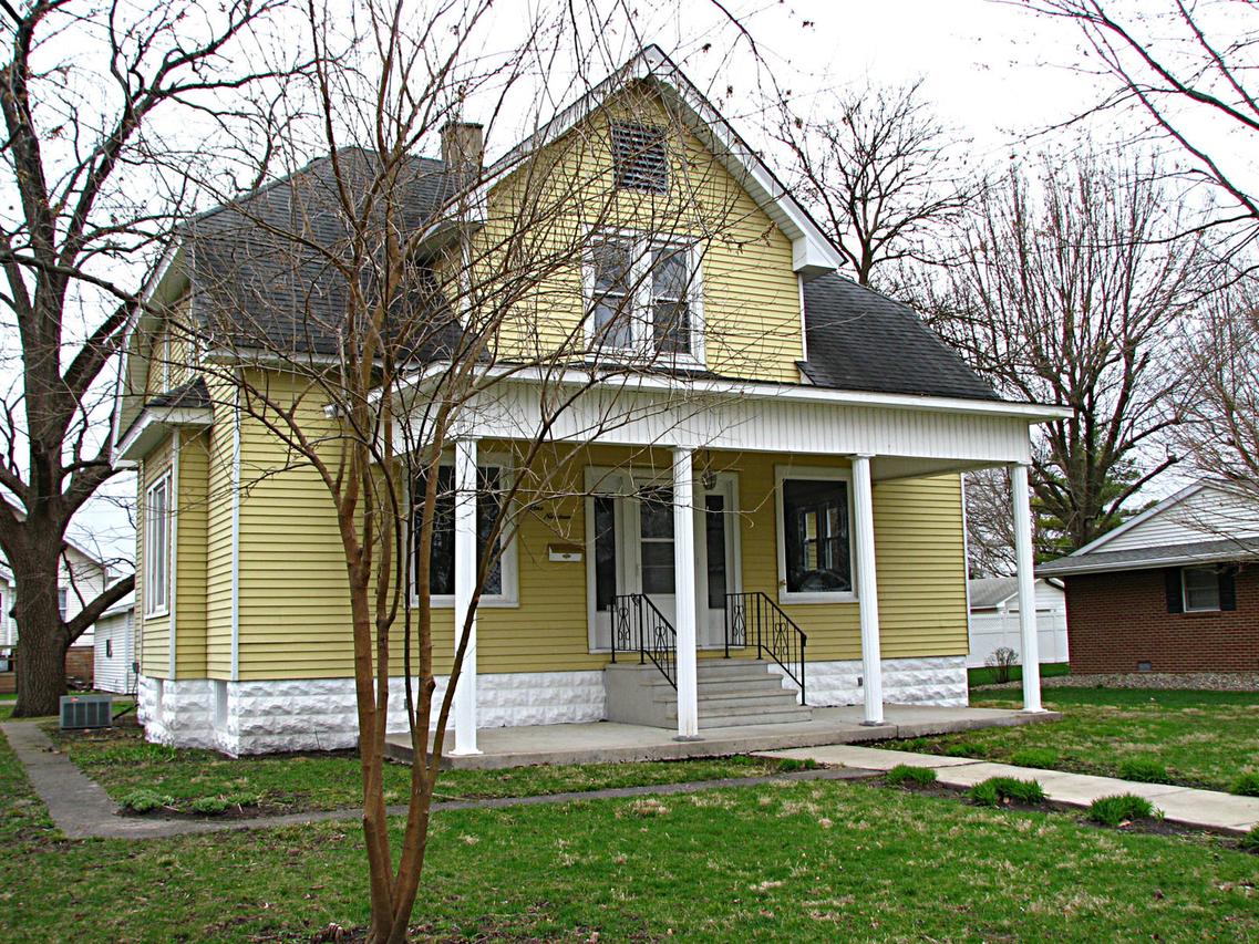 119 E Douglas St., Arthur, IL 61911