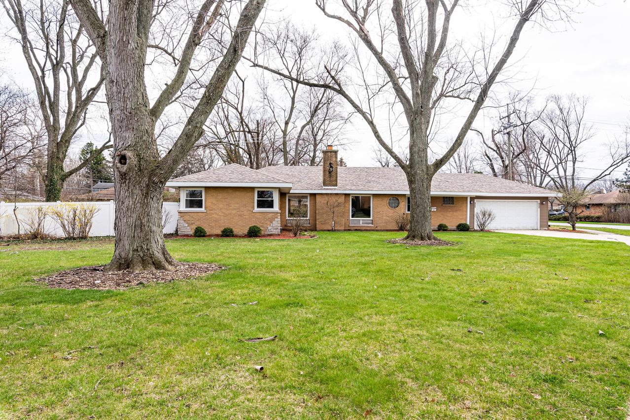 1033 Braemar Rd., Flossmoor, IL 60422