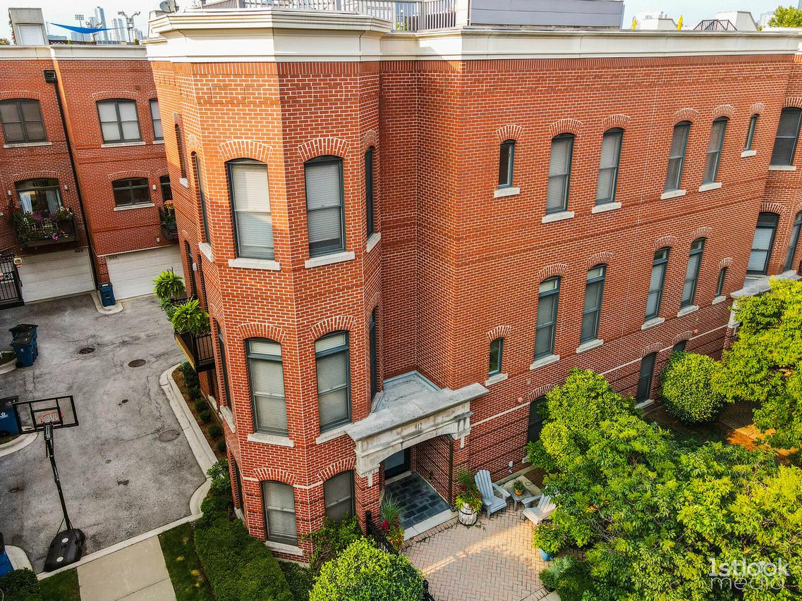 912 W Village Ct., Chicago, IL 60608
