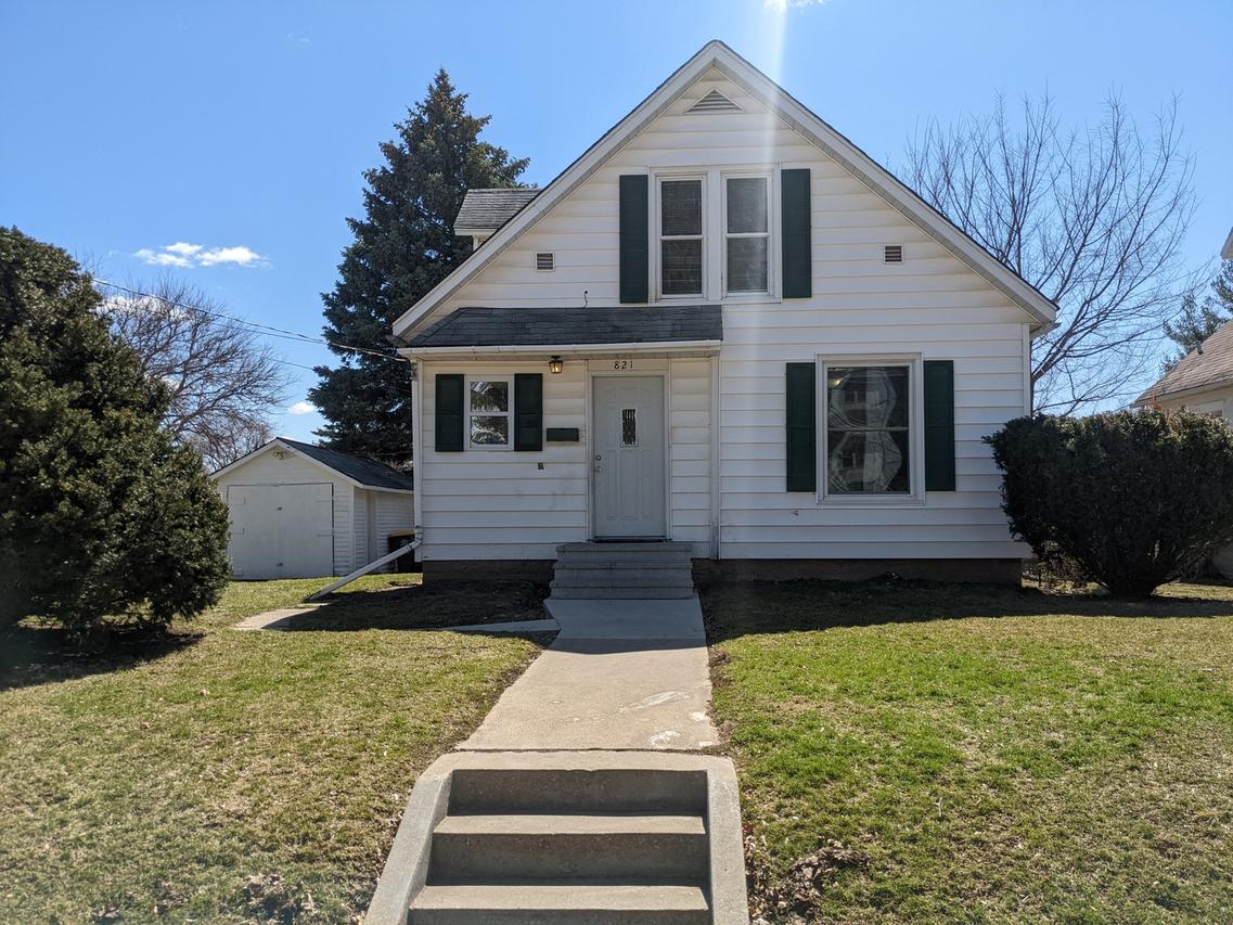 821 W Chestnut St., Freeport, IL 61032