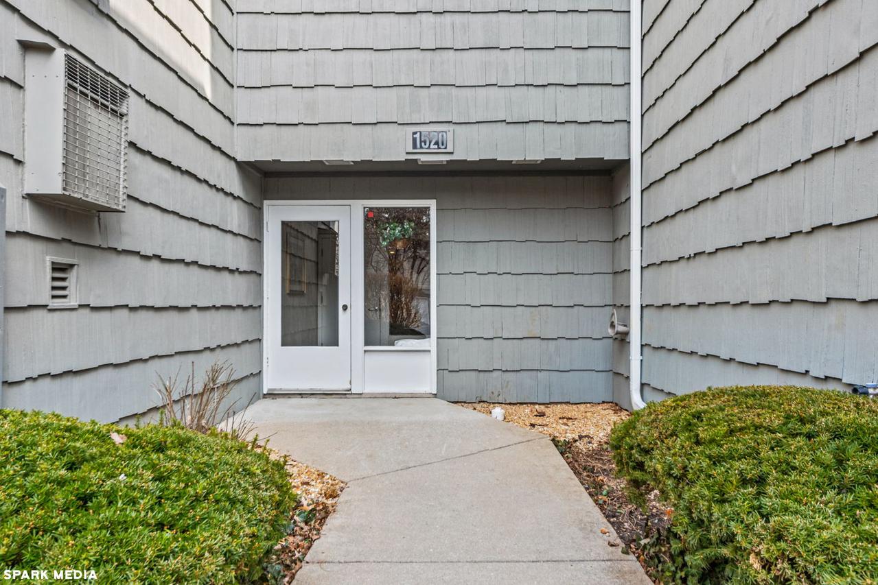 1520 Stonebridge Tr. #2-1, Wheaton, IL 60189