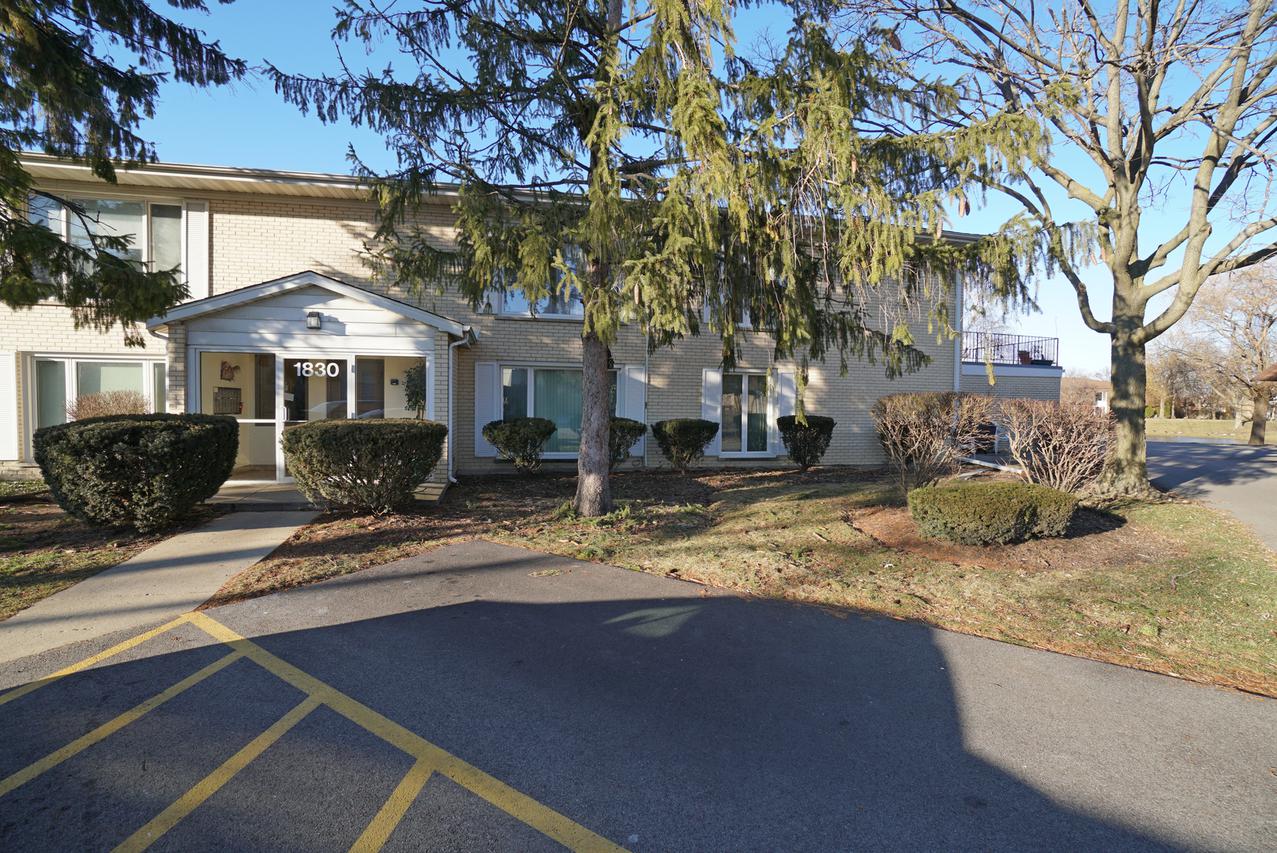 1830 W Surrey Park Ln. #1B, Arlington Heights, IL 60005