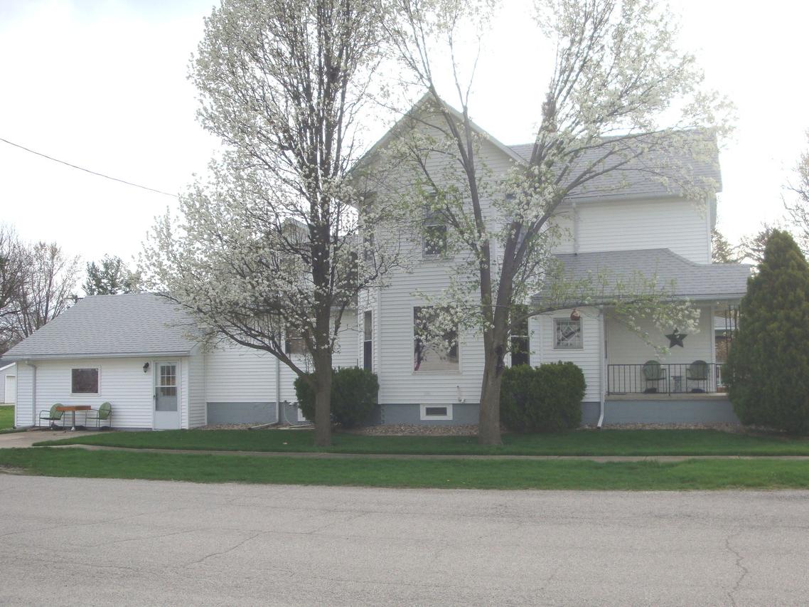 219 W Church Ave., Cissna Park, IL 60924