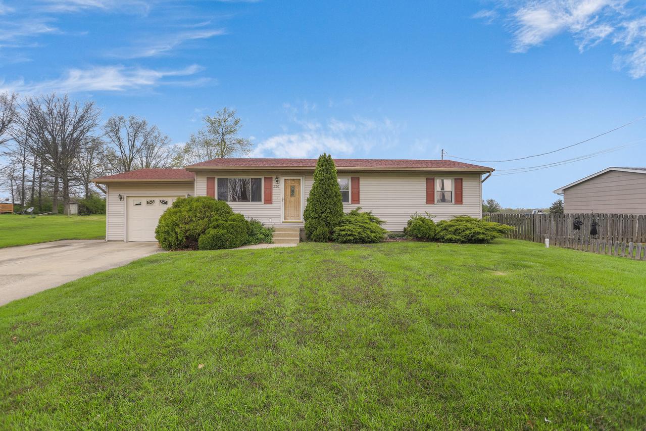 320 E Broadway St., Argenta, IL 62501