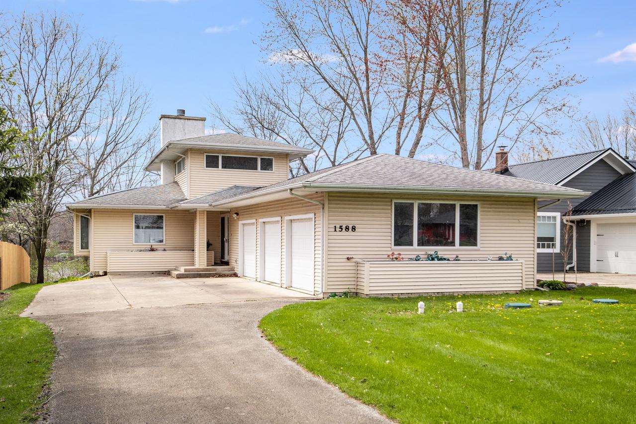 1588 Lake Holiday Dr., Lake Holiday, IL 60548