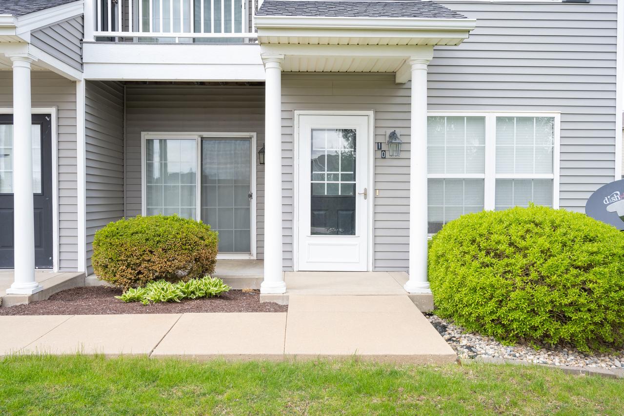 102 Essex Ln. #10, Savoy, IL 61874
