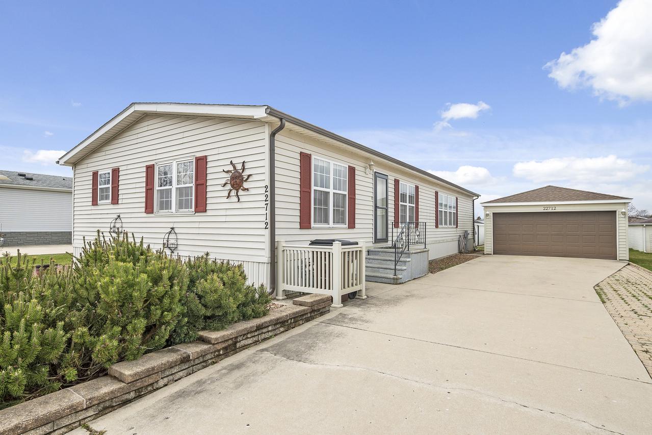 22712 S Foxfire Dr., Frankfort, IL 60423