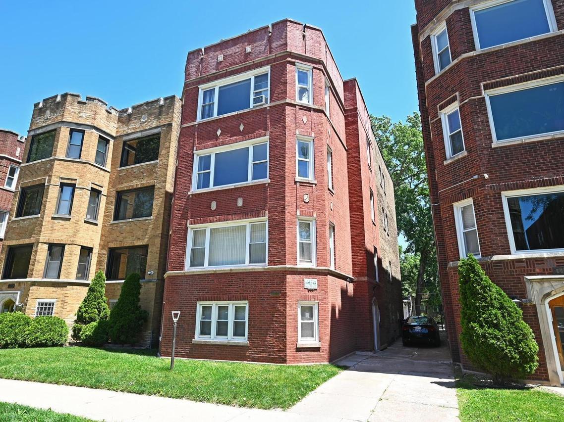 8025 S Phillips Ave., Chicago, IL 60617
