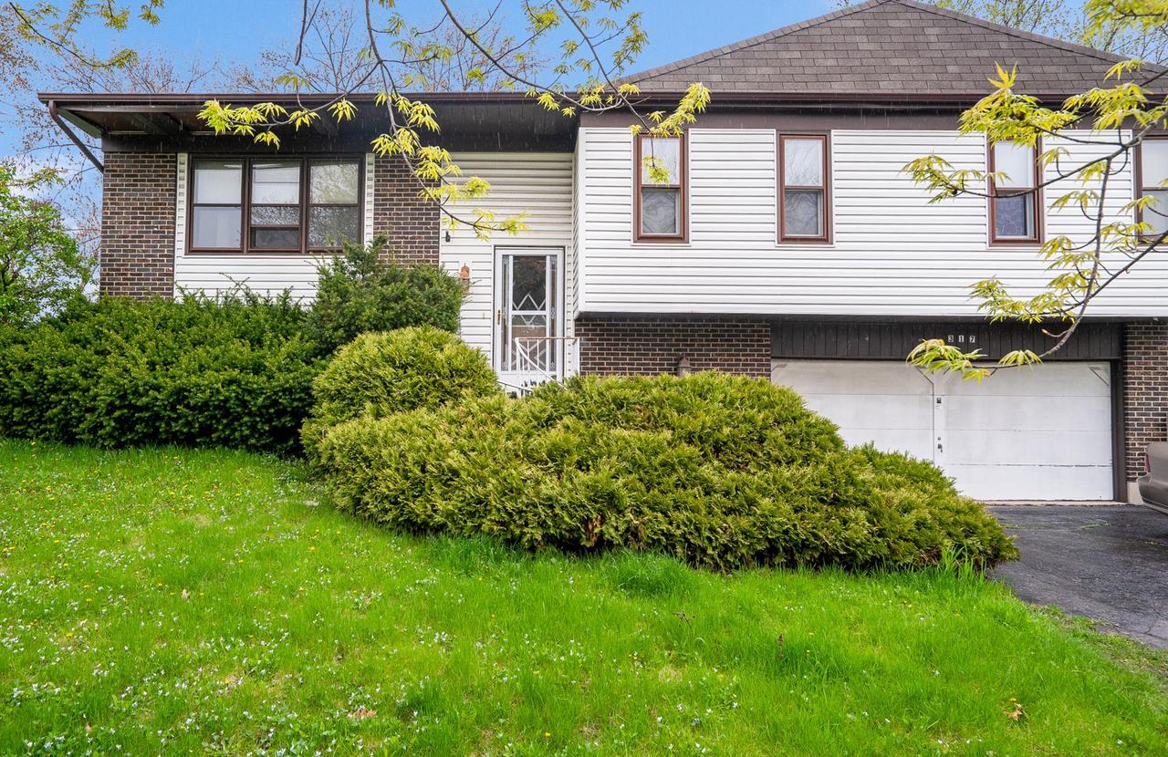 317 Round Hill Ct., Bolingbrook, IL 60440