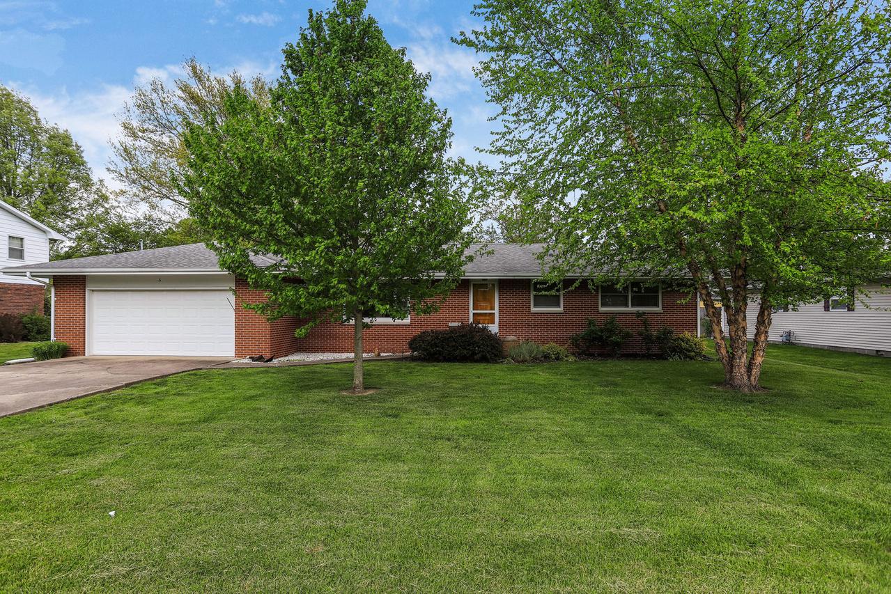 5 N Henson Rd., Villa Grove, IL 61956