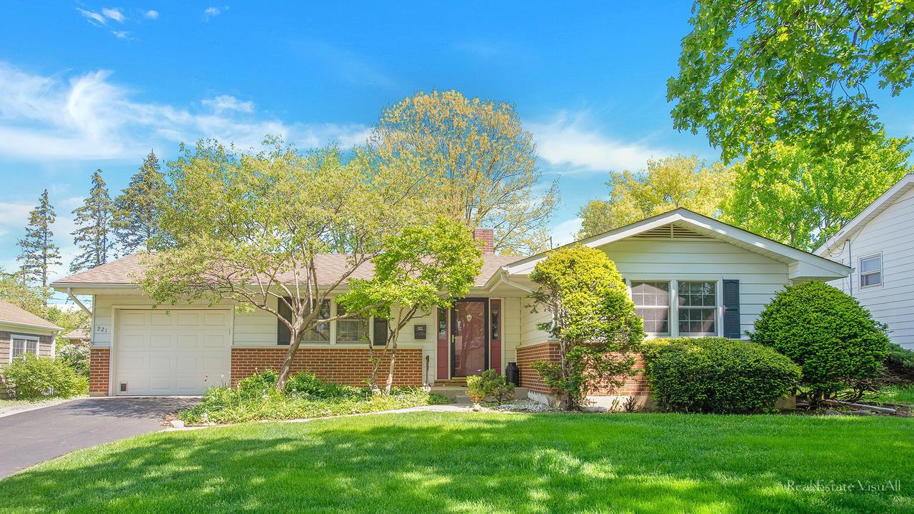 921 Longmeadow Dr., Geneva, IL 60134