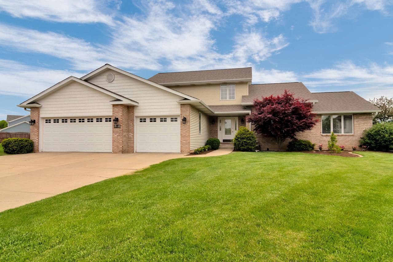958 Willow Cir., Dekalb, IL 60115