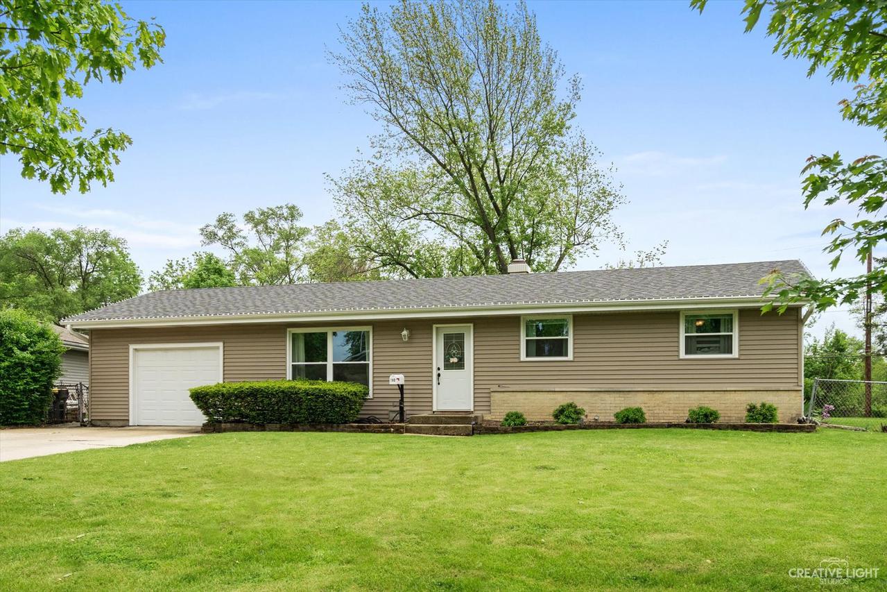 180 Arrowhead Tr., Carol Stream, IL 60188