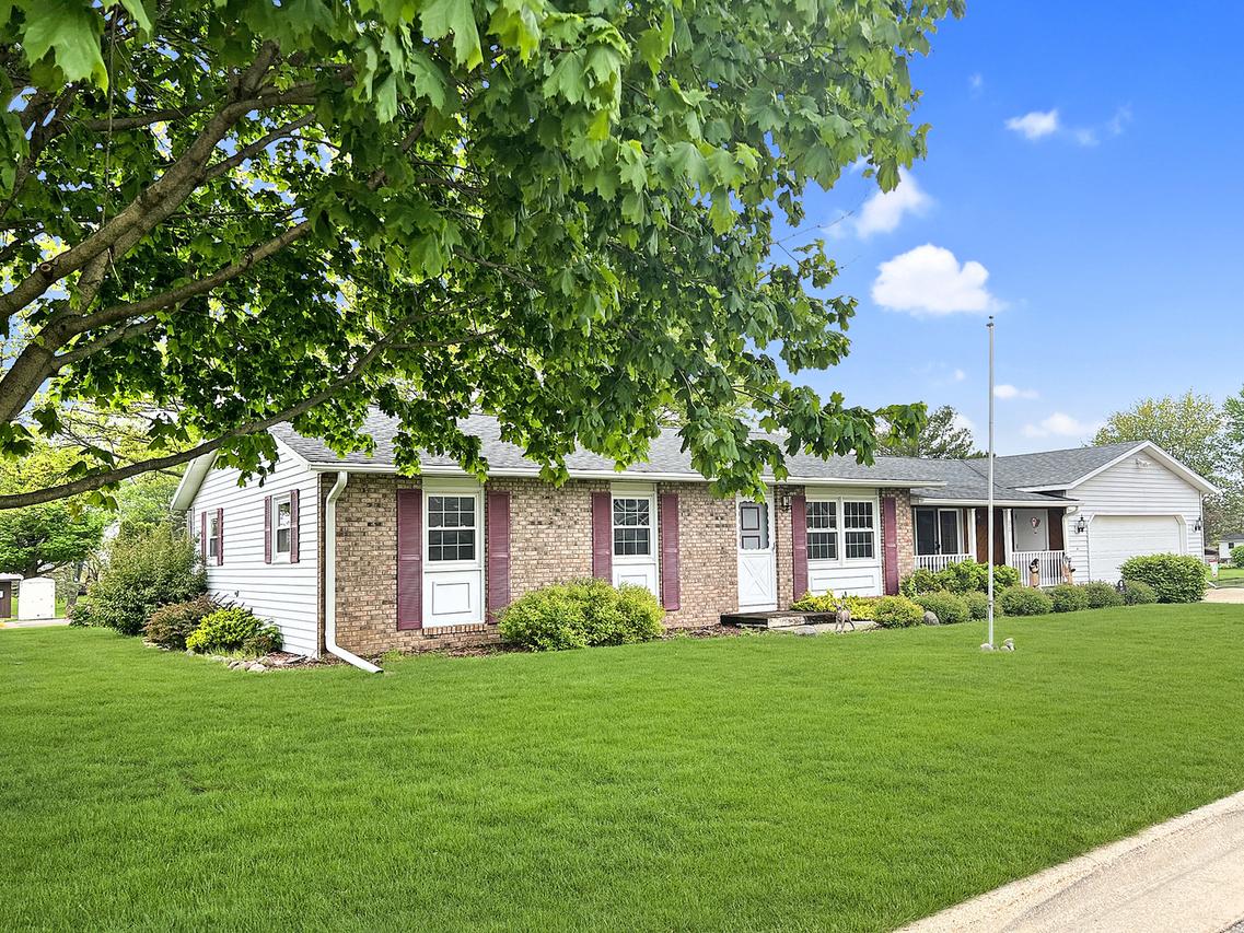 307 Locust St., Lena, IL 61048