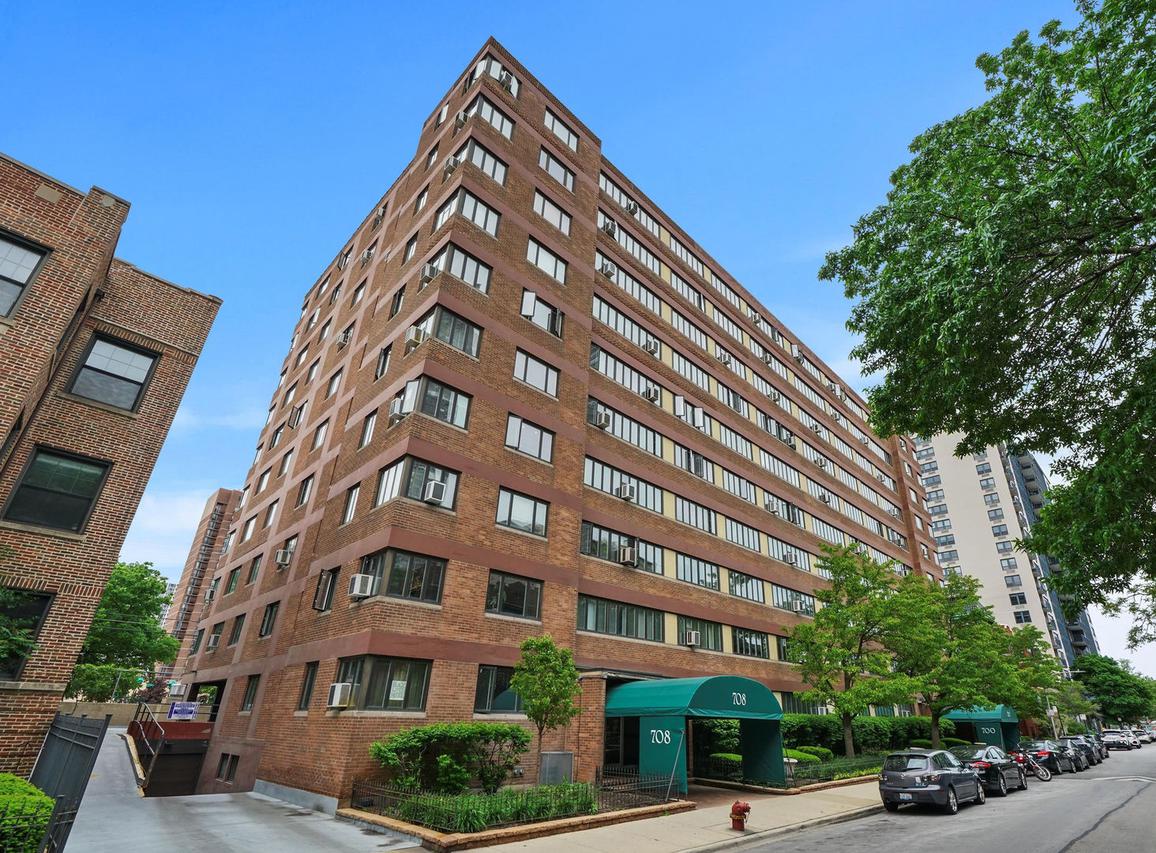 708 W Bittersweet Pl. #511, Chicago, IL 60613