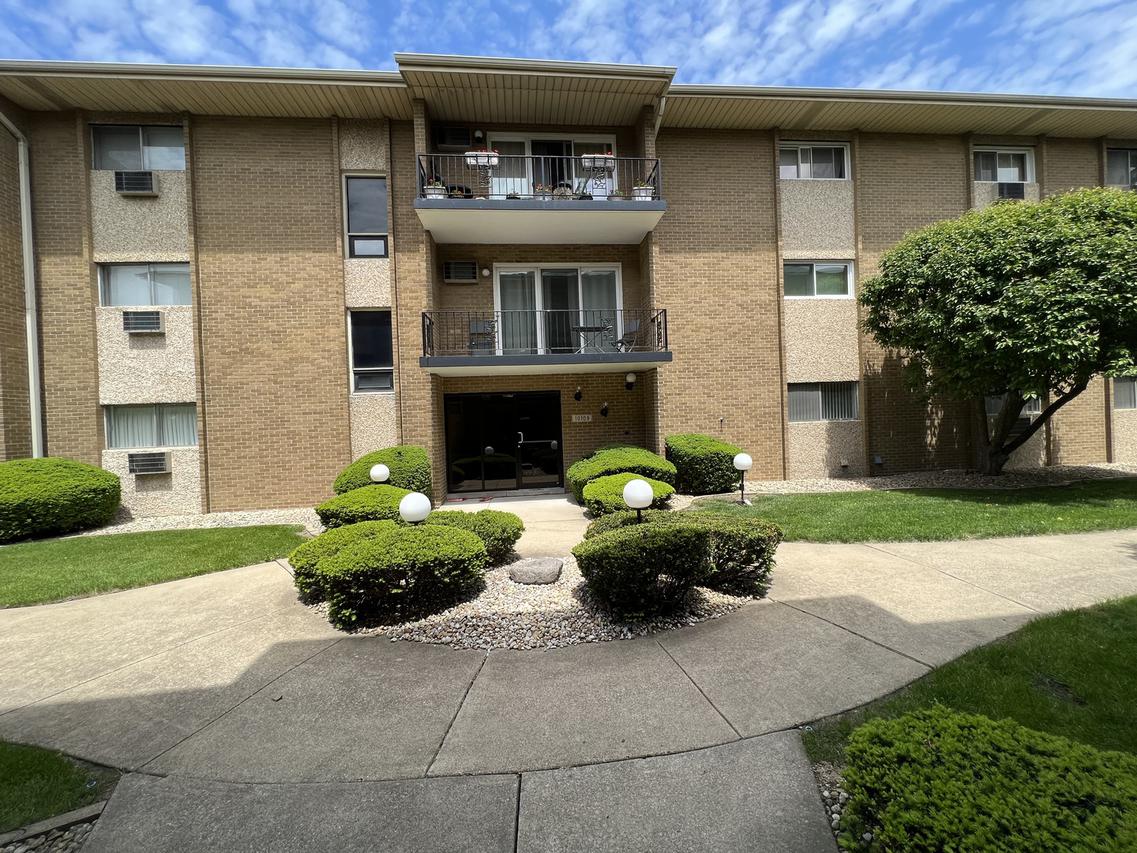 10109 S Cicero Ave. #206, Oak Lawn, IL 60453