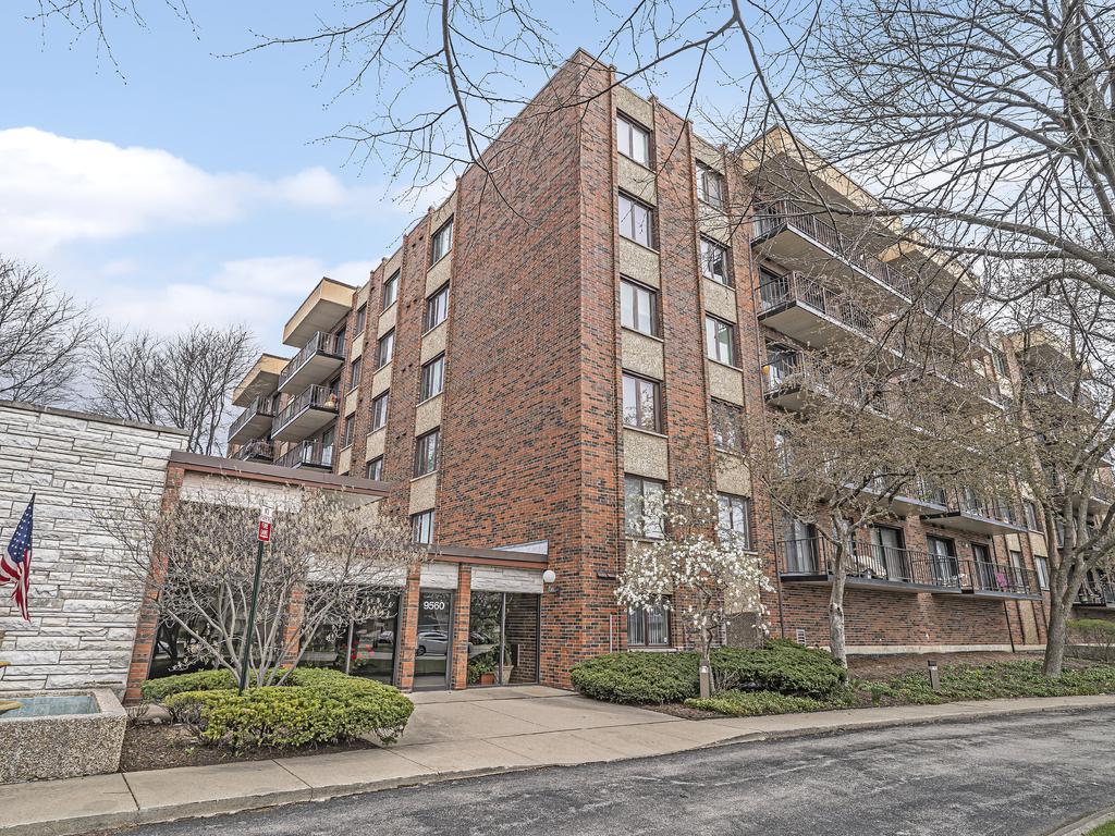 9560 Gross Point Rd. #406B, Skokie, IL 60076