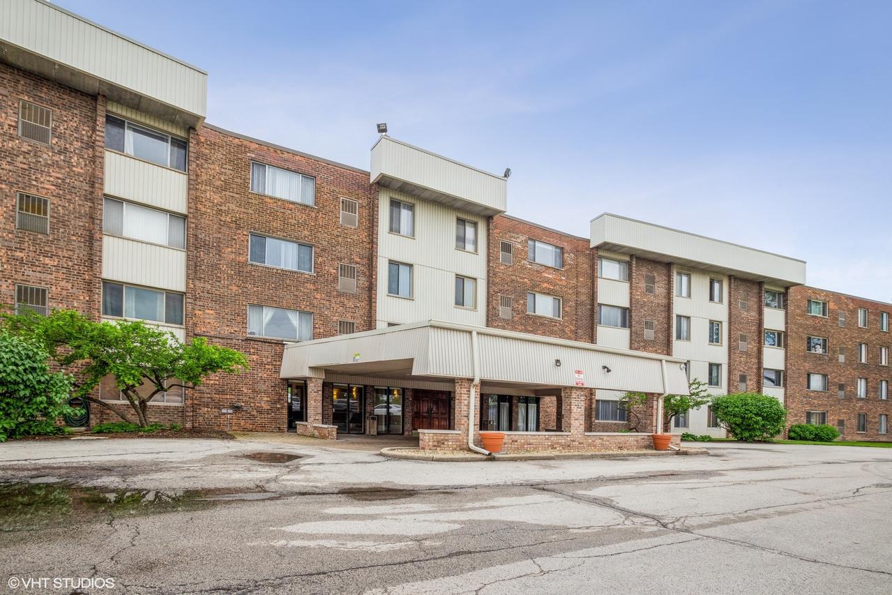 841 N York St. #212, Elmhurst, IL 60126