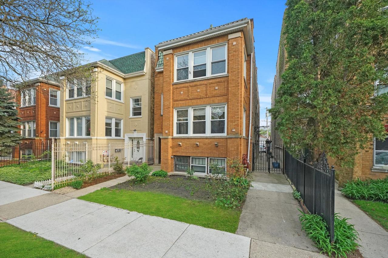 3745 W Eastwood Ave., Chicago, IL 60625