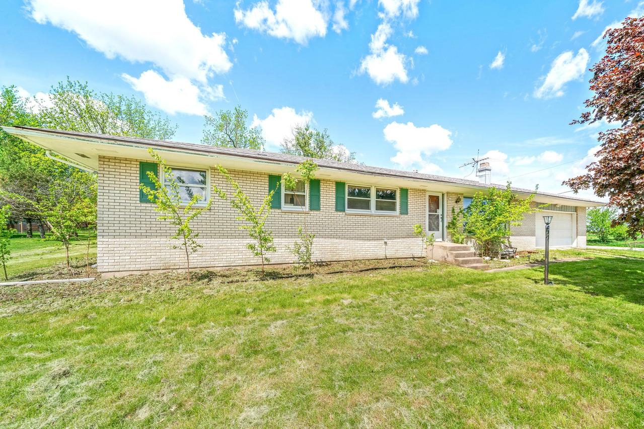 330 N Maple St., Compton, IL 61318