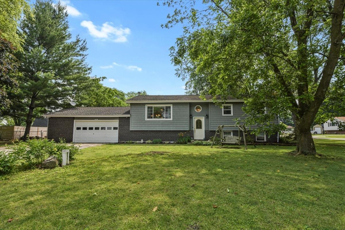 1696 Willowdale Dr., St. Joseph, IL 61873