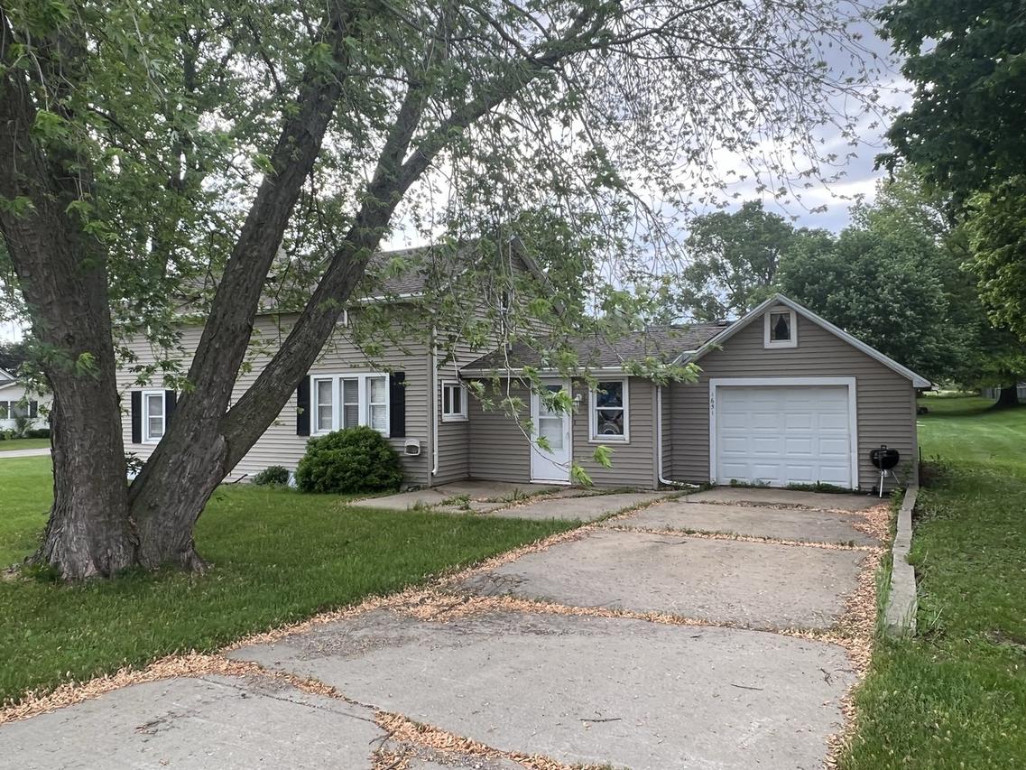 1651 S Rawleigh Ave., Freeport, IL 61032