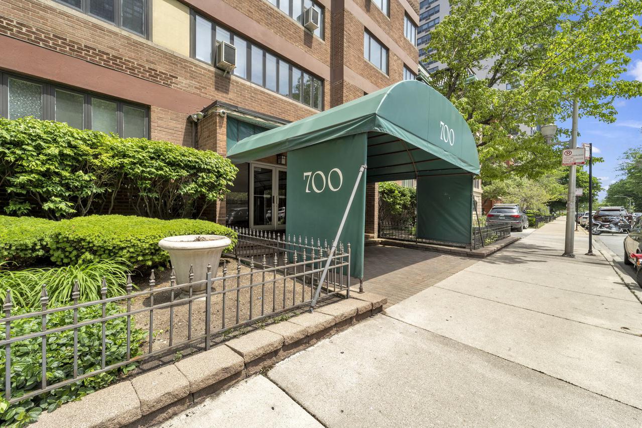 700 W Bittersweet Pl. #1008, Chicago, IL 60613