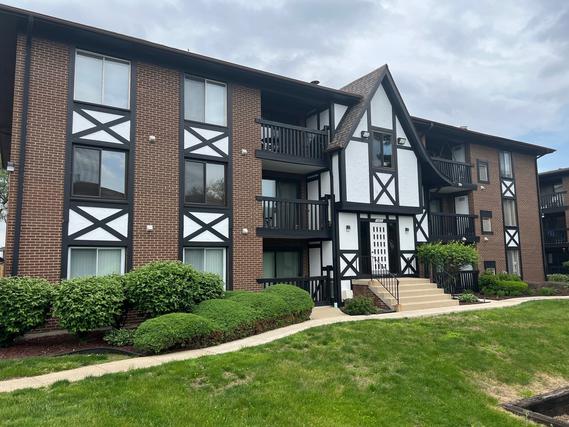 13615 Royal Ct. #311, Crestwood, IL 60418