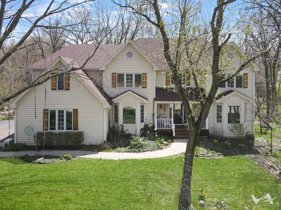 5N553 Hidden Springs Dr., St. Charles, IL 60175