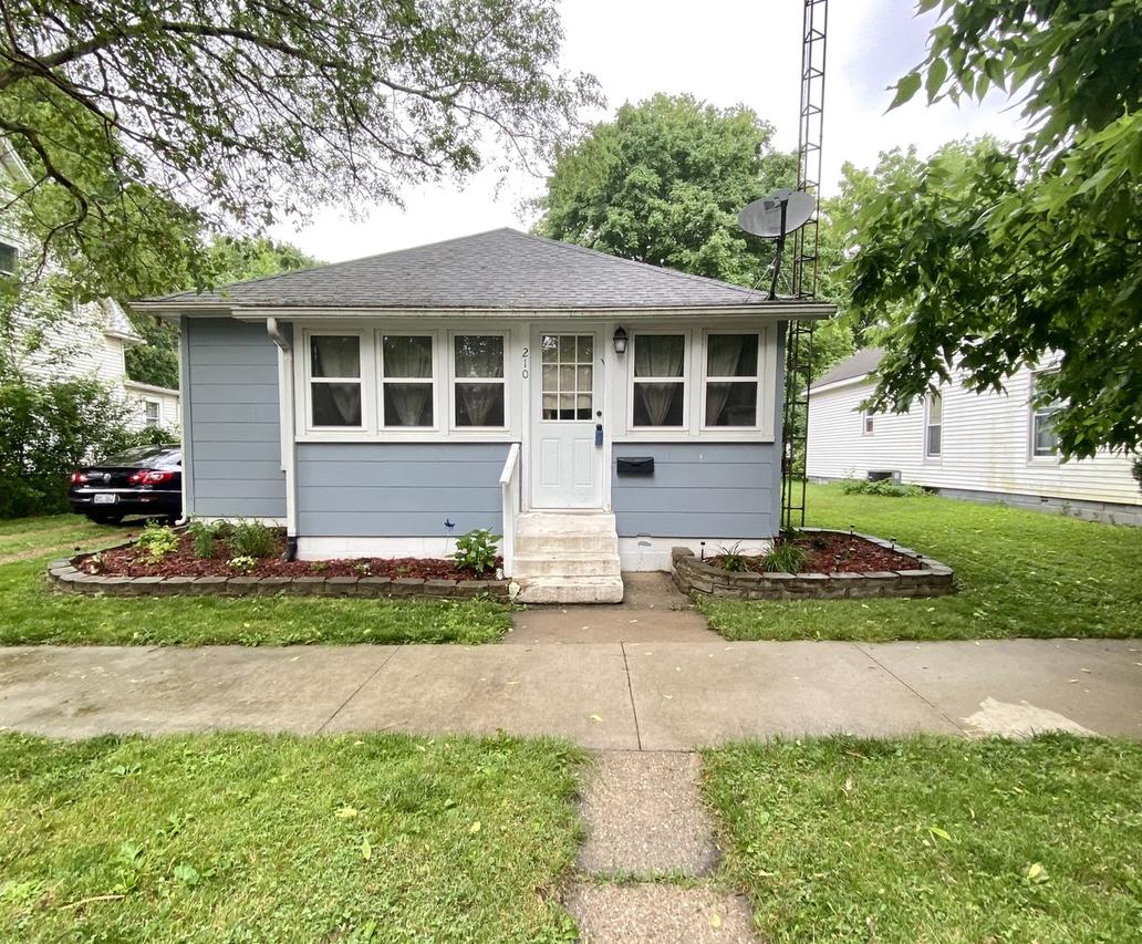 210 W Madison Ave., Villa Grove, IL 61956