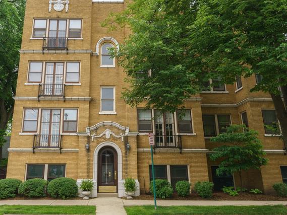 845 Pleasant St. #2E, Oak Park, IL 60302