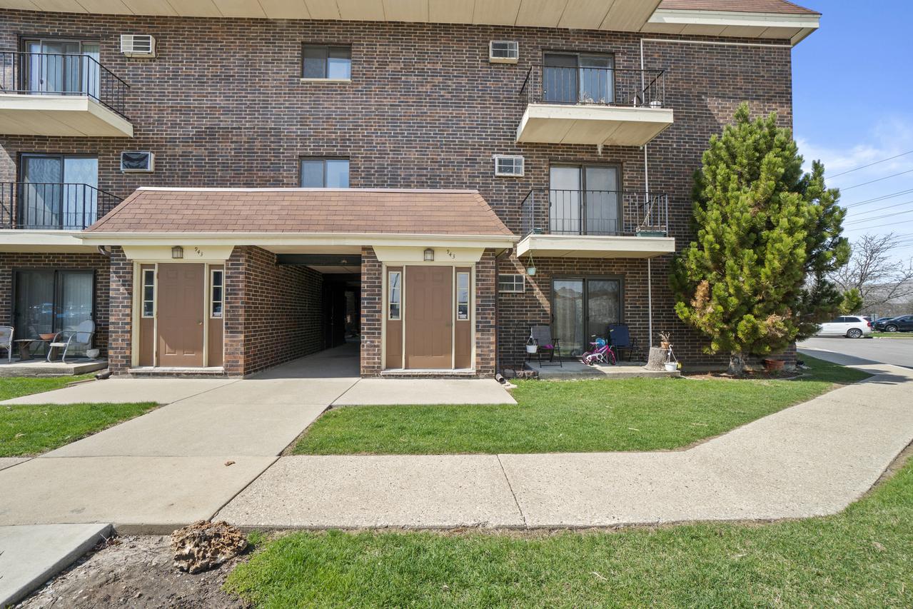 943 N Rohlwing Rd. #201H, Addison, IL 60101
