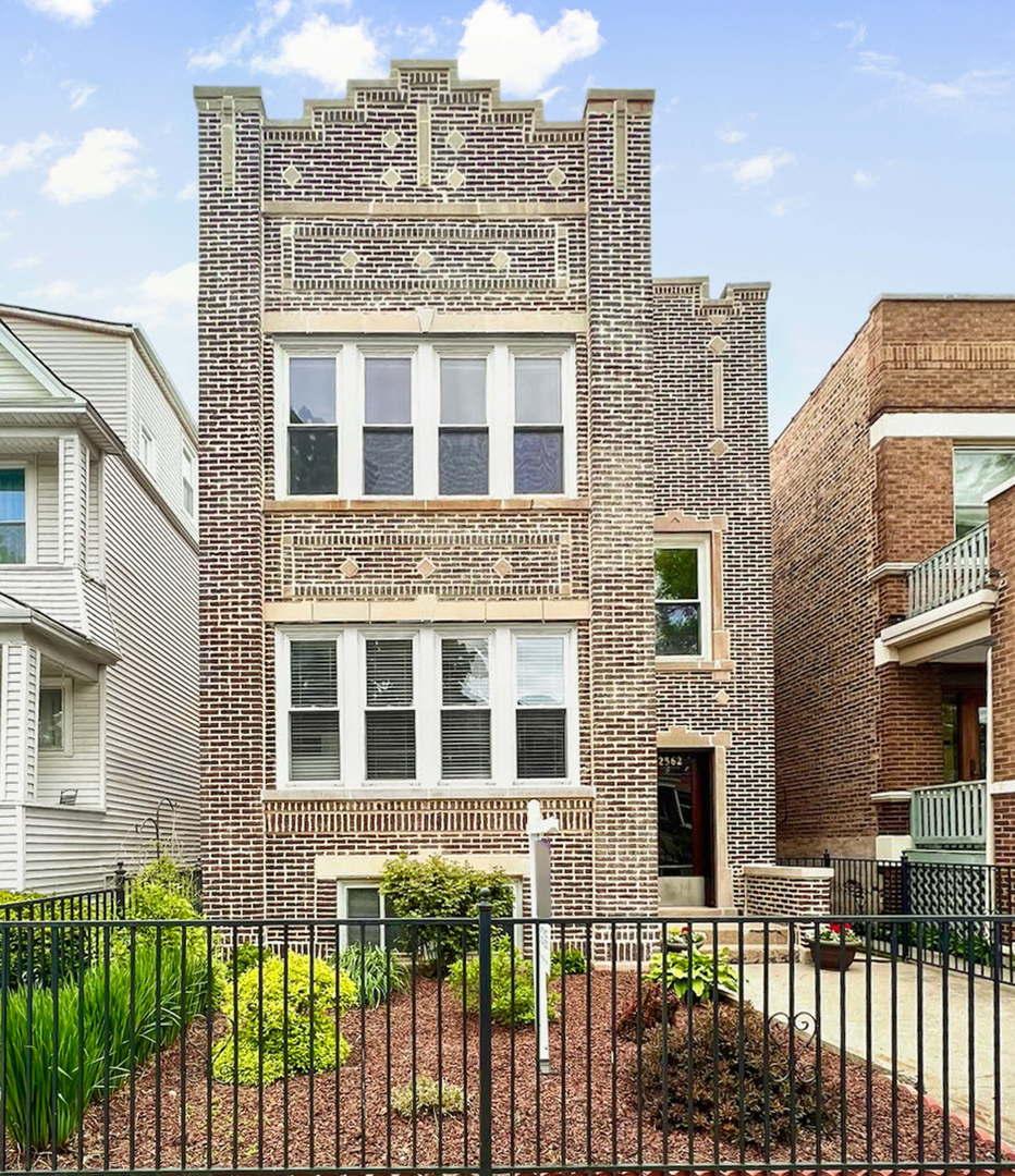 2562 W Argyle St., Chicago, IL 60625