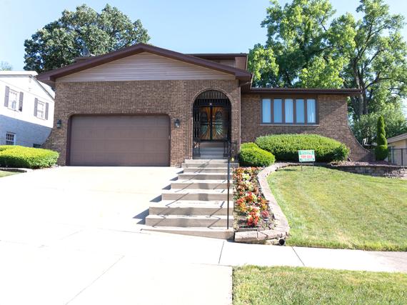 9193 Windsor Dr., Palos Hills, IL 60465