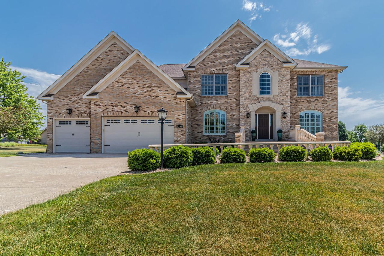 1204 Cozzene Dr., Mahomet, IL 61853