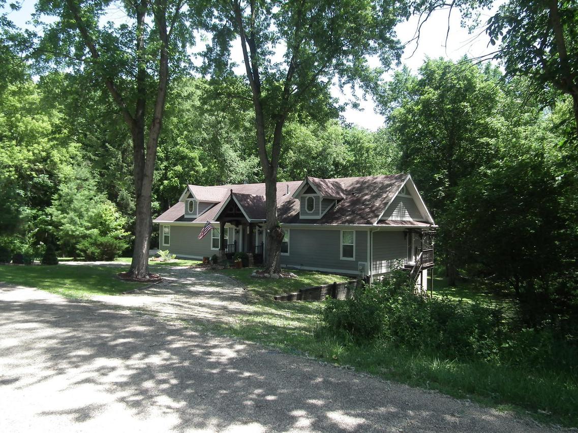27 Birch Dr., Putnam, IL 61560