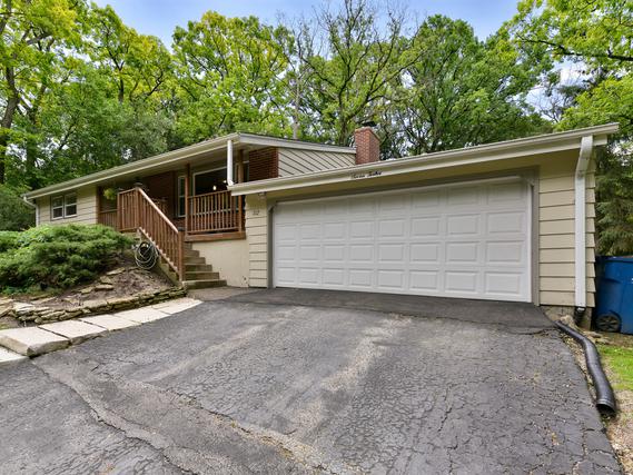 712 Elmwood Dr., Carpentersville, IL 60110