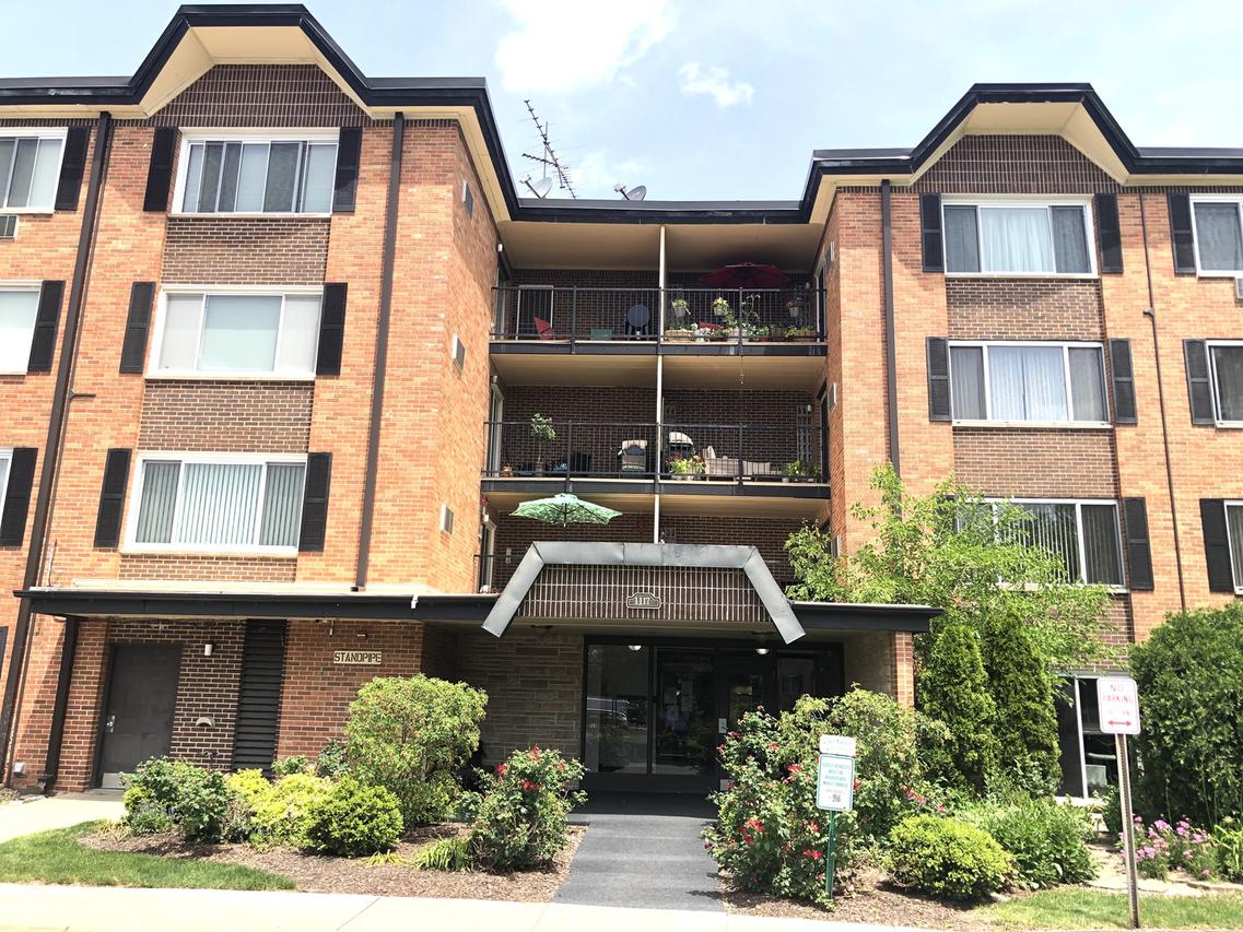 1117 S Old Wilke Rd. #102, Arlington Heights, IL 60005