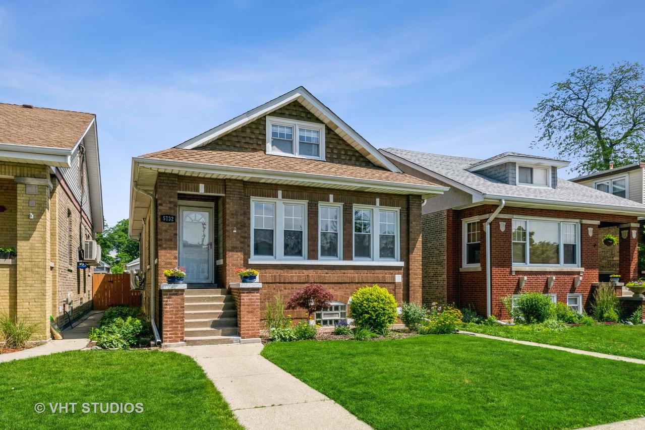 5732 W Eastwood Ave., Chicago, IL 60630